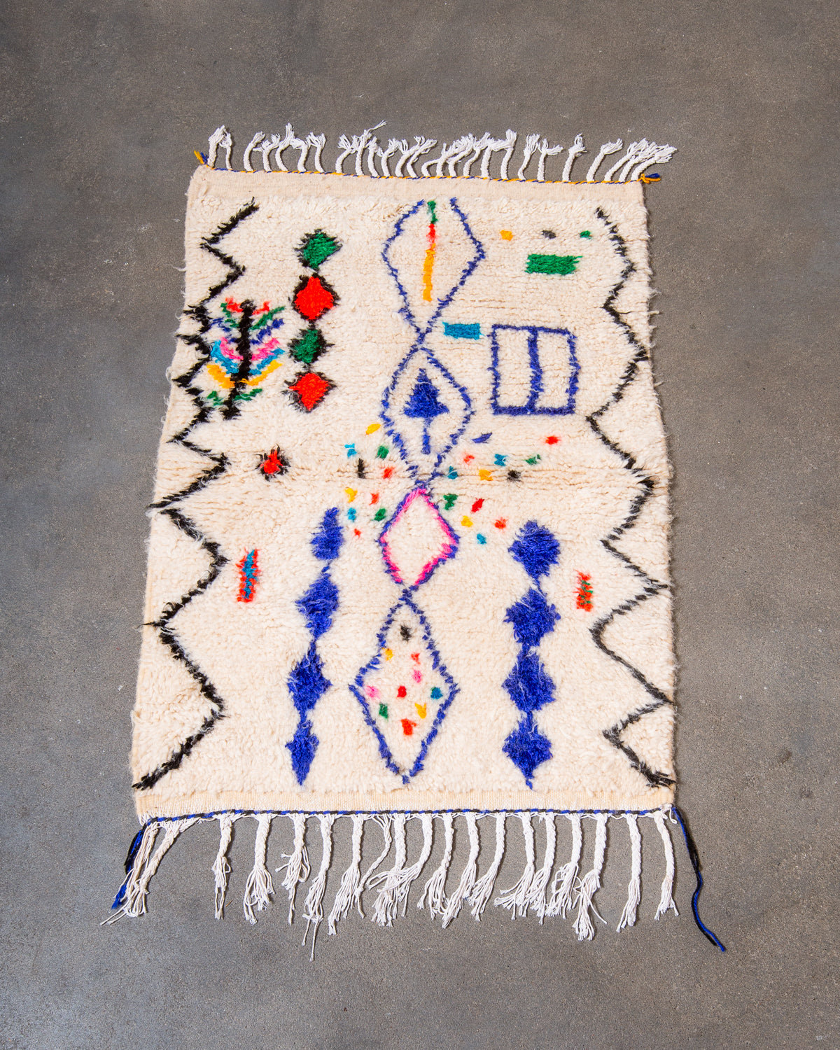 Modern designer handcrafted Berber rug from Morocco. Azilal rug with beautiful colours and patterns. Made of sheep’s wool and colourful cotton.